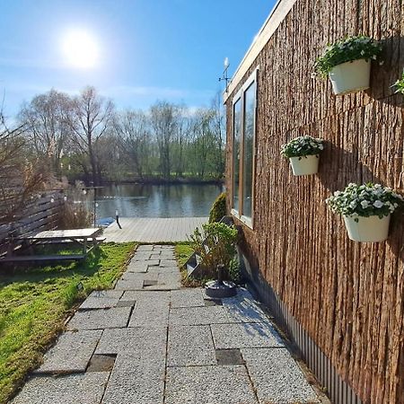 Het Witte Chalet Aan Het Water Van Monumentaal Fort Ooltgensplaat Luaran gambar