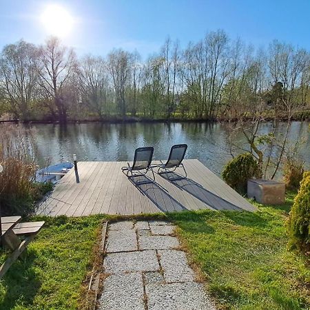 Het Witte Chalet Aan Het Water Van Monumentaal Fort Ooltgensplaat Luaran gambar