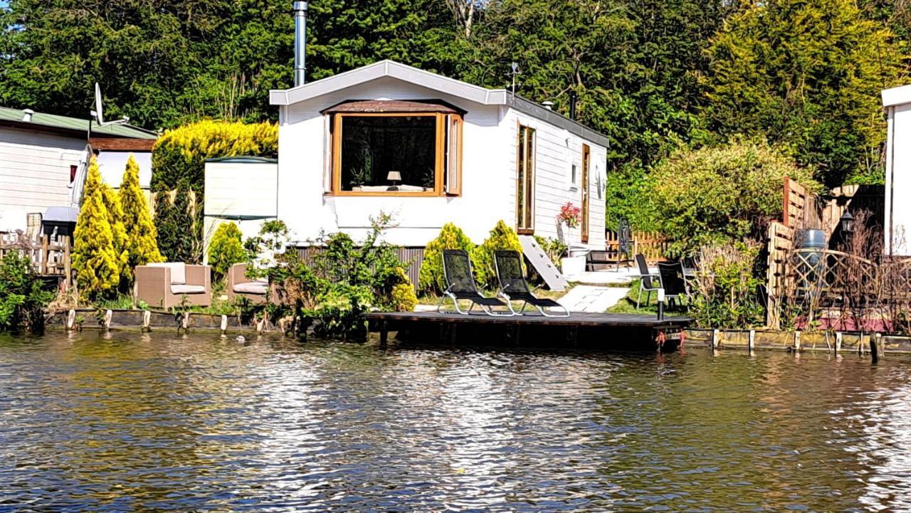 Het Witte Chalet Aan Het Water Van Monumentaal Fort Ooltgensplaat Luaran gambar