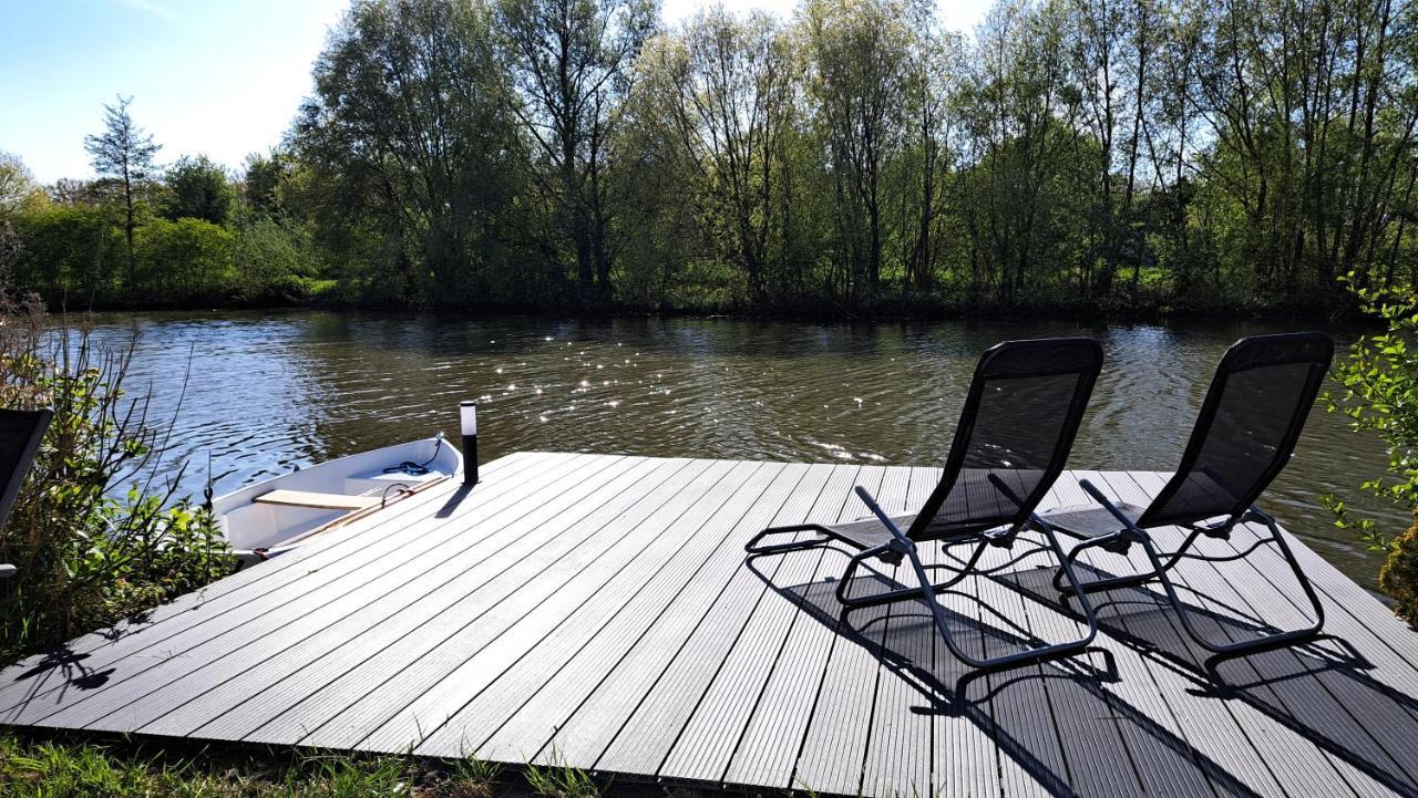 Het Witte Chalet Aan Het Water Van Monumentaal Fort Ooltgensplaat Luaran gambar