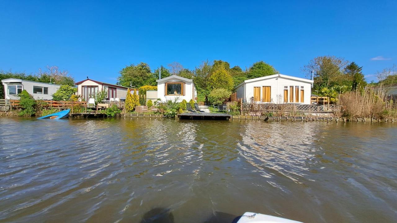 Het Witte Chalet Aan Het Water Van Monumentaal Fort Ooltgensplaat Luaran gambar