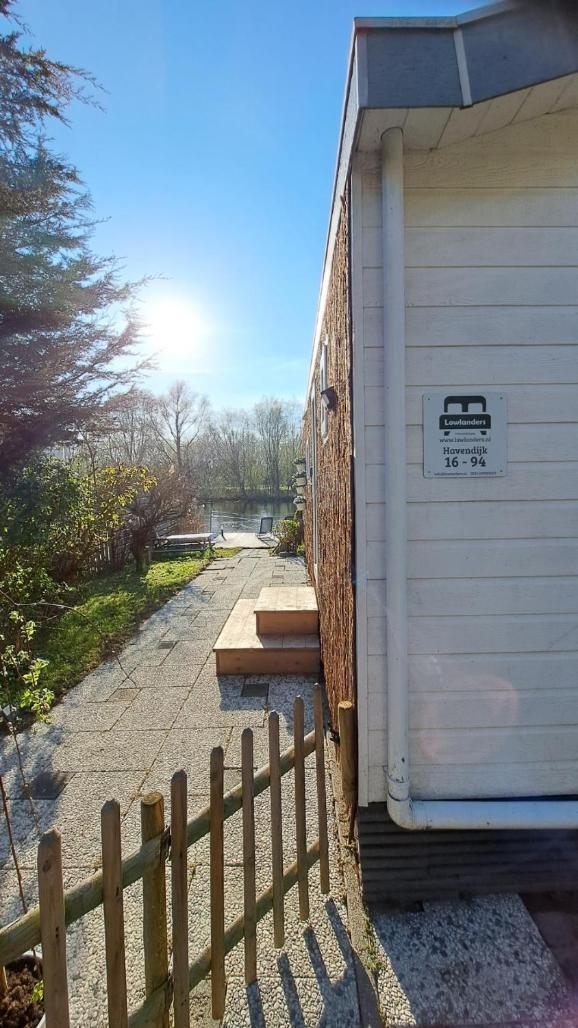 Het Witte Chalet Aan Het Water Van Monumentaal Fort Ooltgensplaat Luaran gambar