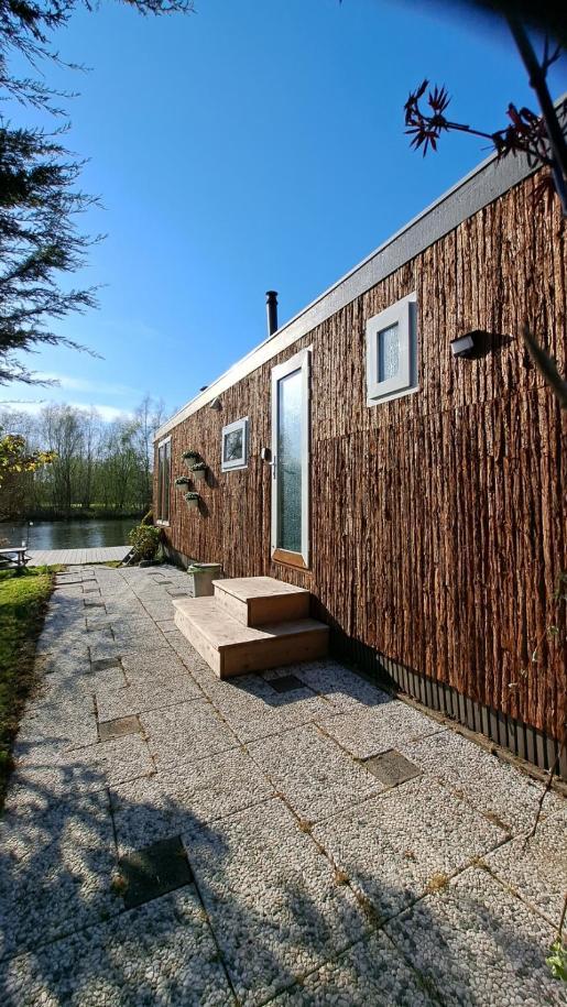 Het Witte Chalet Aan Het Water Van Monumentaal Fort Ooltgensplaat Luaran gambar