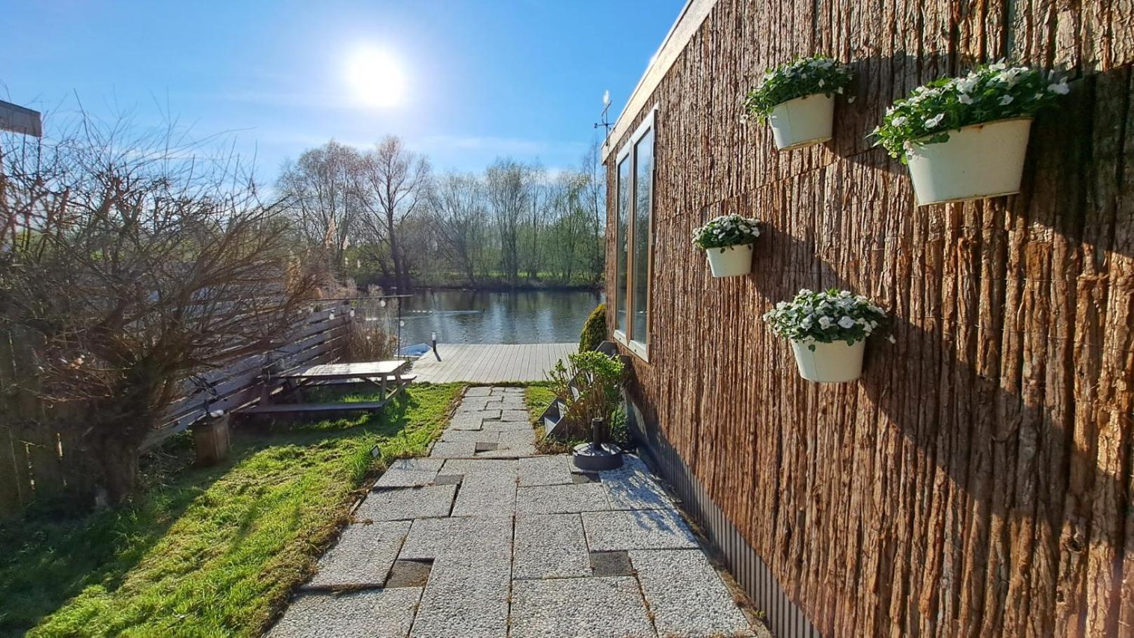 Het Witte Chalet Aan Het Water Van Monumentaal Fort Ooltgensplaat Luaran gambar