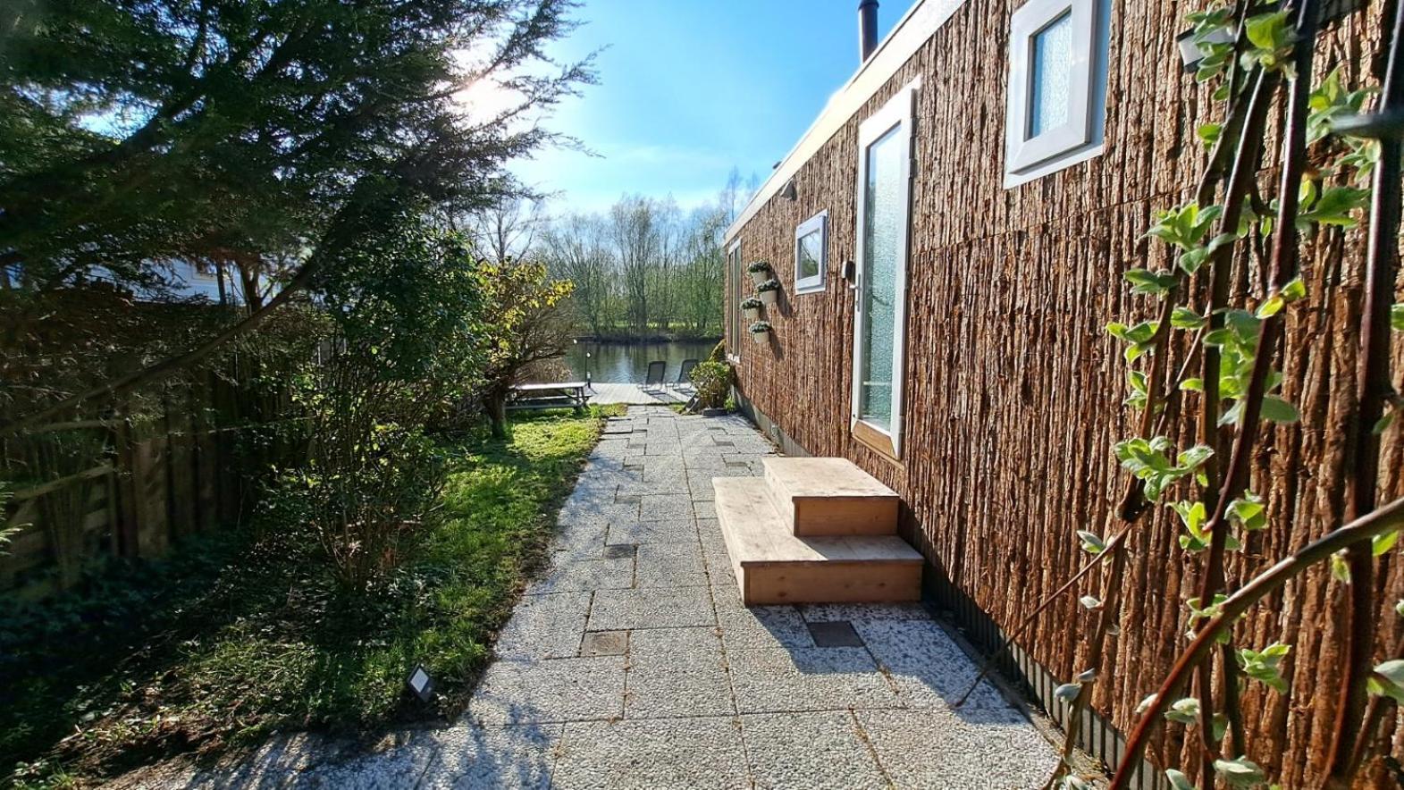 Het Witte Chalet Aan Het Water Van Monumentaal Fort Ooltgensplaat Luaran gambar