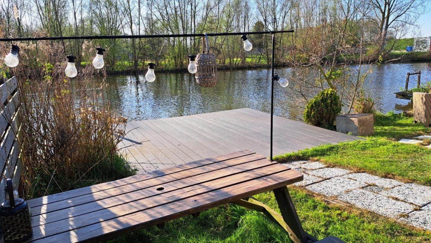Het Witte Chalet Aan Het Water Van Monumentaal Fort Ooltgensplaat Luaran gambar